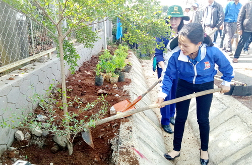 Đồng chí Trần Thị Chúc Quỳnh phát động Tết trồng cây